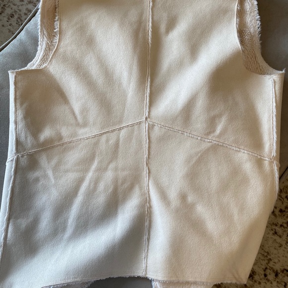 GUESS Faux Fur/Suede Reversible Vest ❄️ - Picture 2 of 4